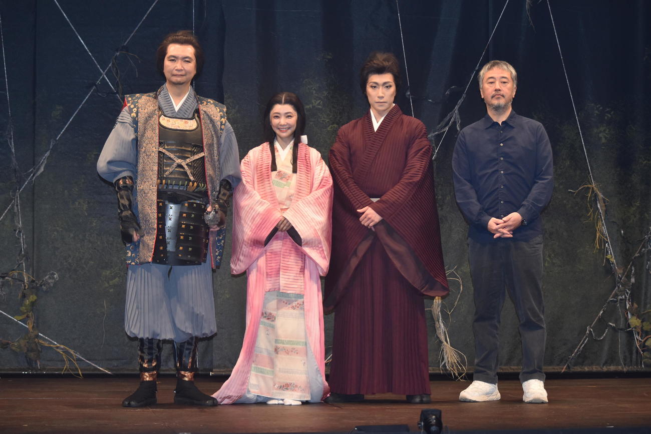 主演舞台「蜘蛛巣城」取材会に参加した早乙女太一（右から2人目）。左から長塚圭史、倉科カナ、1人おいて赤堀雅秋
