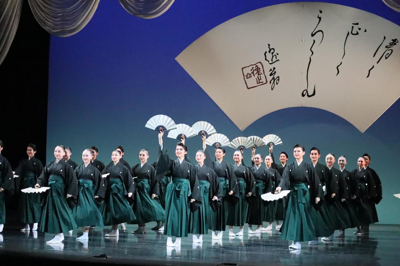 はかま姿で日本舞踊を披露した宝塚音楽学校109期生
