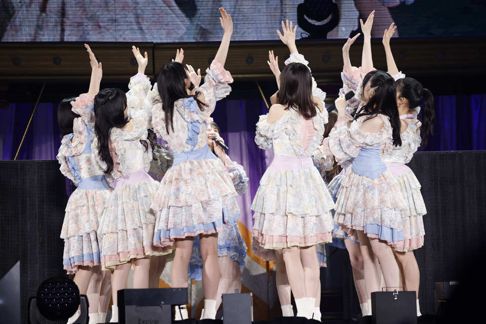 初の単独ライブを開催し、円陣を組む乃木坂46の5期生