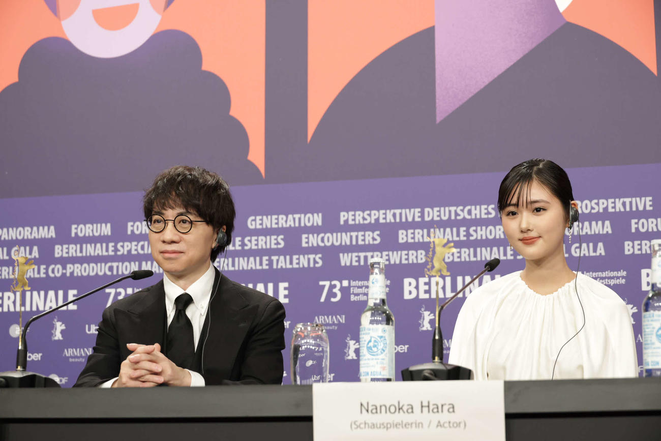 ベルリン映画祭公式会見に出席した新海誠監督と原菜乃華
