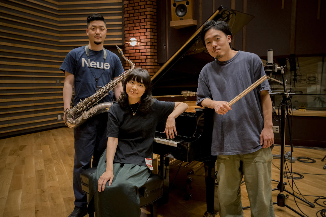 公開中の映画「BLUE GIANT」で音楽を担当する、左から馬場智章、上原ひろみ、石若駿