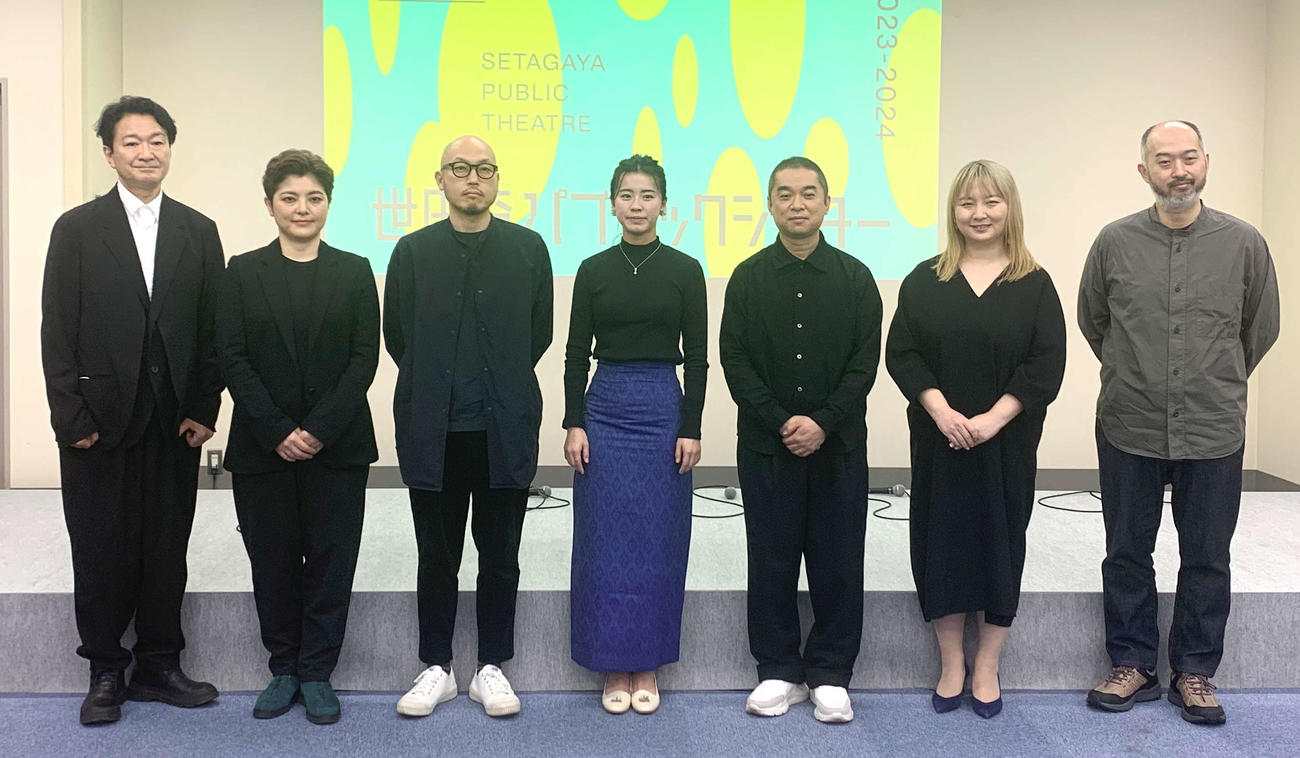 「世田谷パブリックシアター　2023年度ラインアップ発表会」に出席した、左から白井晃氏、小林香氏、前川知大氏、女屋理音氏、横山拓也氏、瀬戸山美咲氏、森新太郎氏（撮影・松尾幸之介）