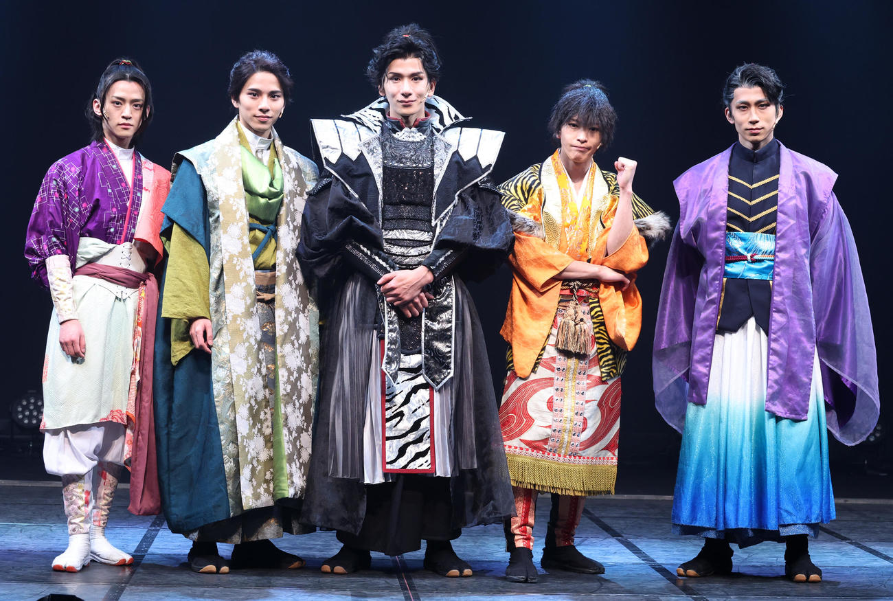 舞台「織田信長」の囲み会見で記念撮影する、左から植田慎一郎、新正俊、松田岳、田中尚輝、鐘ケ江洸（撮影・中島郁夫）