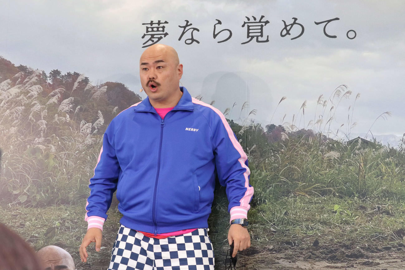 DMM TVオリジナルバラエティー「大脱出」配信開始記念イベントでSHIBUYA109前で目隠しドッキリを仕掛けられたクロちゃん（撮影・加藤理沙）