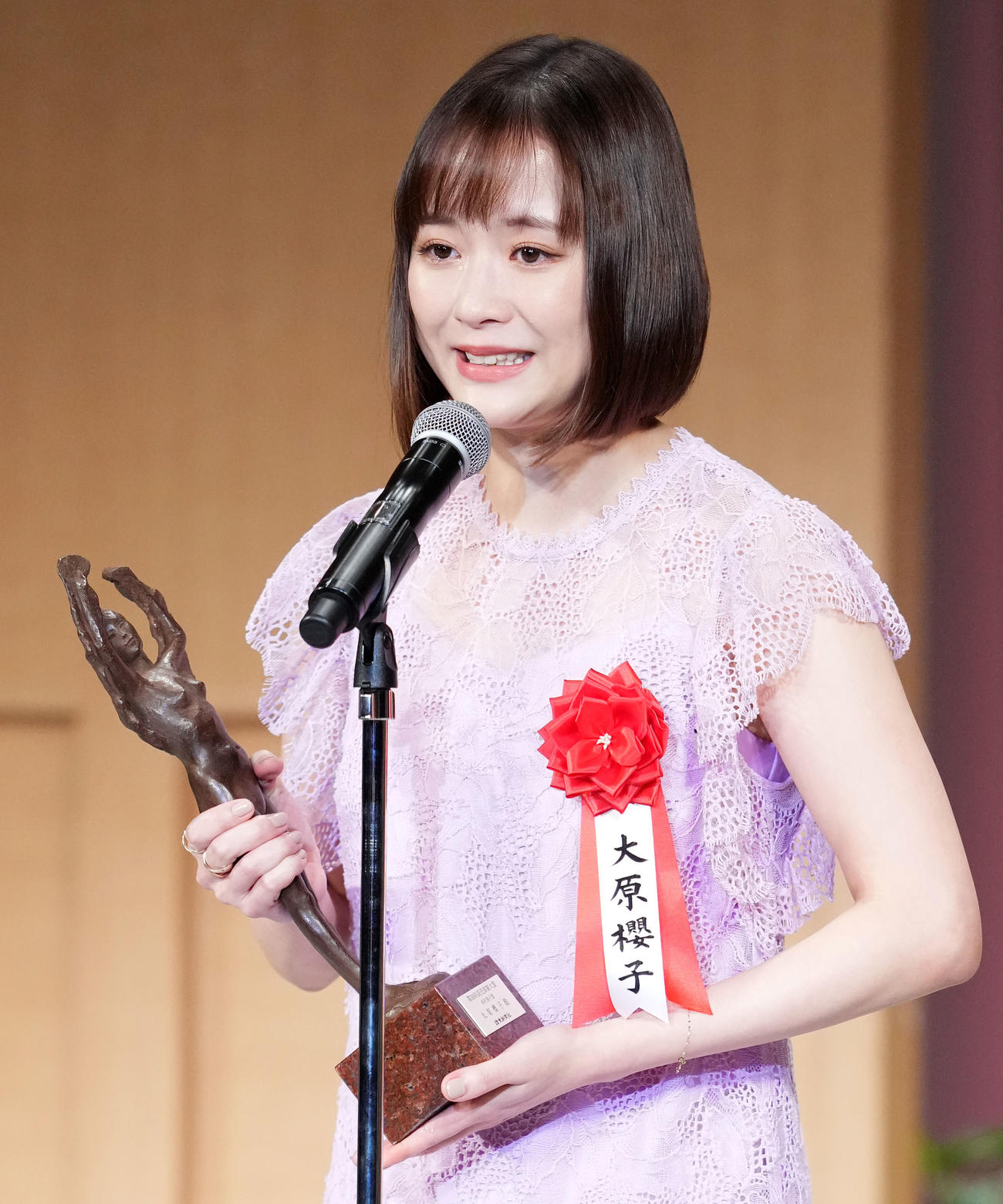 第30回読売演劇大賞で杉村春子賞を受賞し涙を流す大原櫻子（撮影・横山健太）