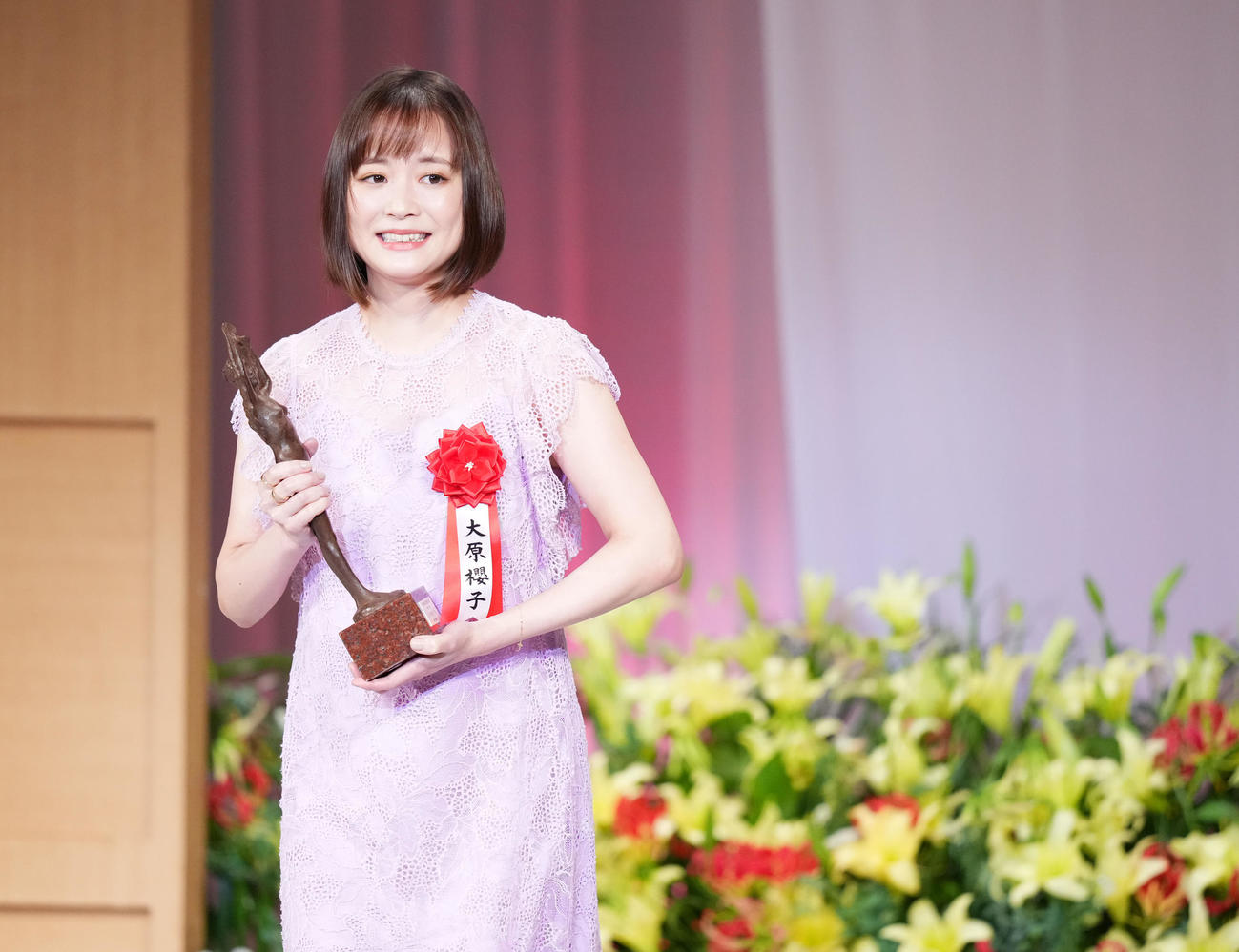 第30回読売演劇大賞で杉村春子賞を受賞し笑顔を見せる大原櫻子（撮影・横山健太）