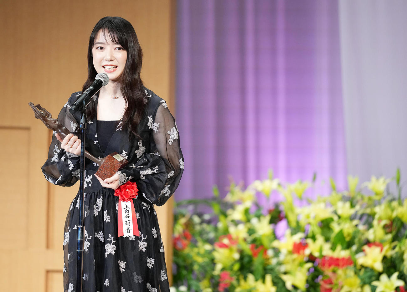 第30回読売演劇大賞で最優秀女優賞を受賞しスピーチする上白石萌音（撮影・横山健太）
