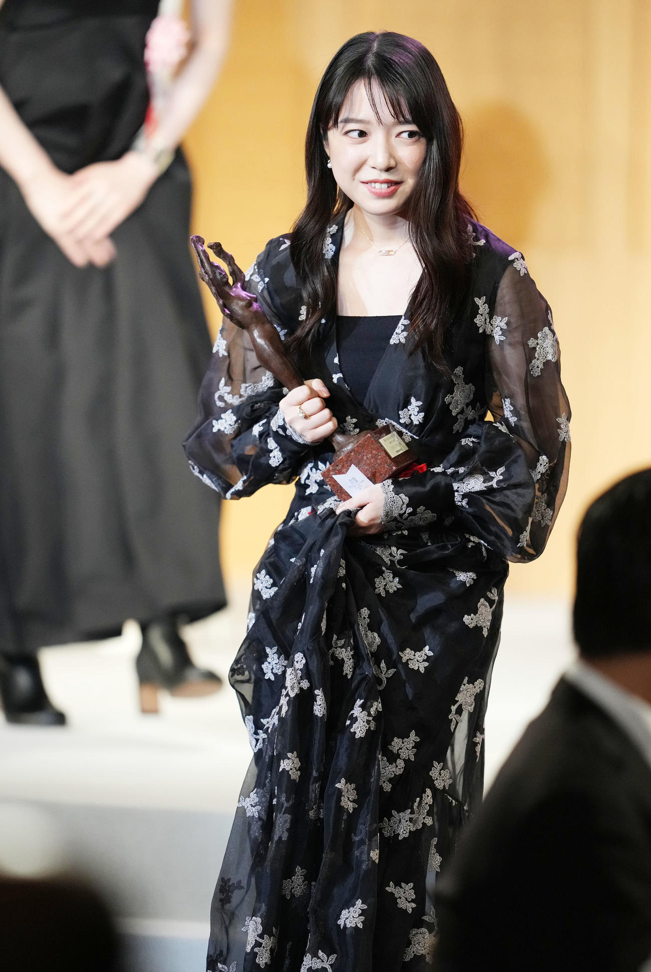 第30回読売演劇大賞で最優秀女優賞を受賞し笑顔を見せる上白石萌音（撮影・横山健太）