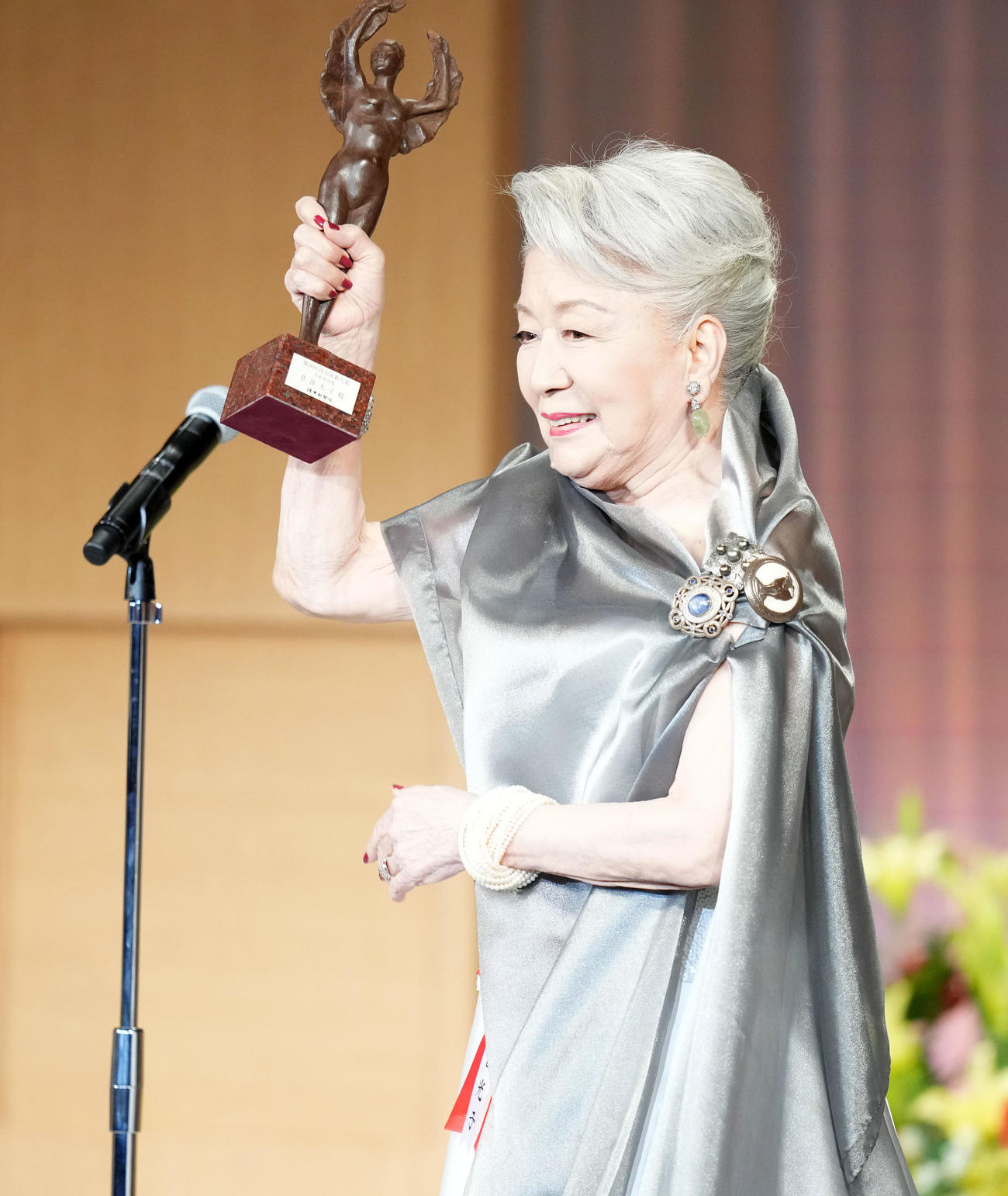 第30回読売演劇大賞で芸術栄誉賞を受賞しトロフィーを掲げる草笛光子（撮影・横山健太）
