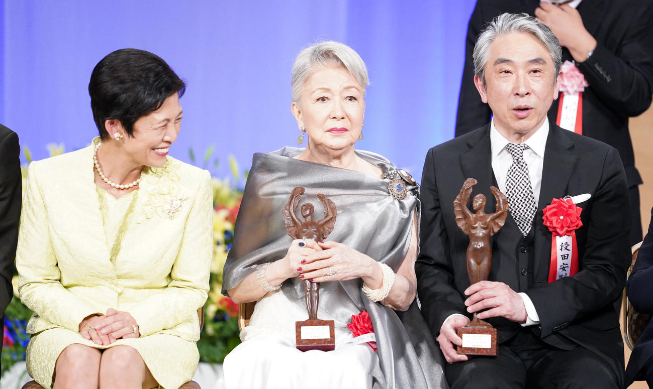 談笑する、左から高円宮妃殿下、草笛光子、段田安則（撮影・横山健太）