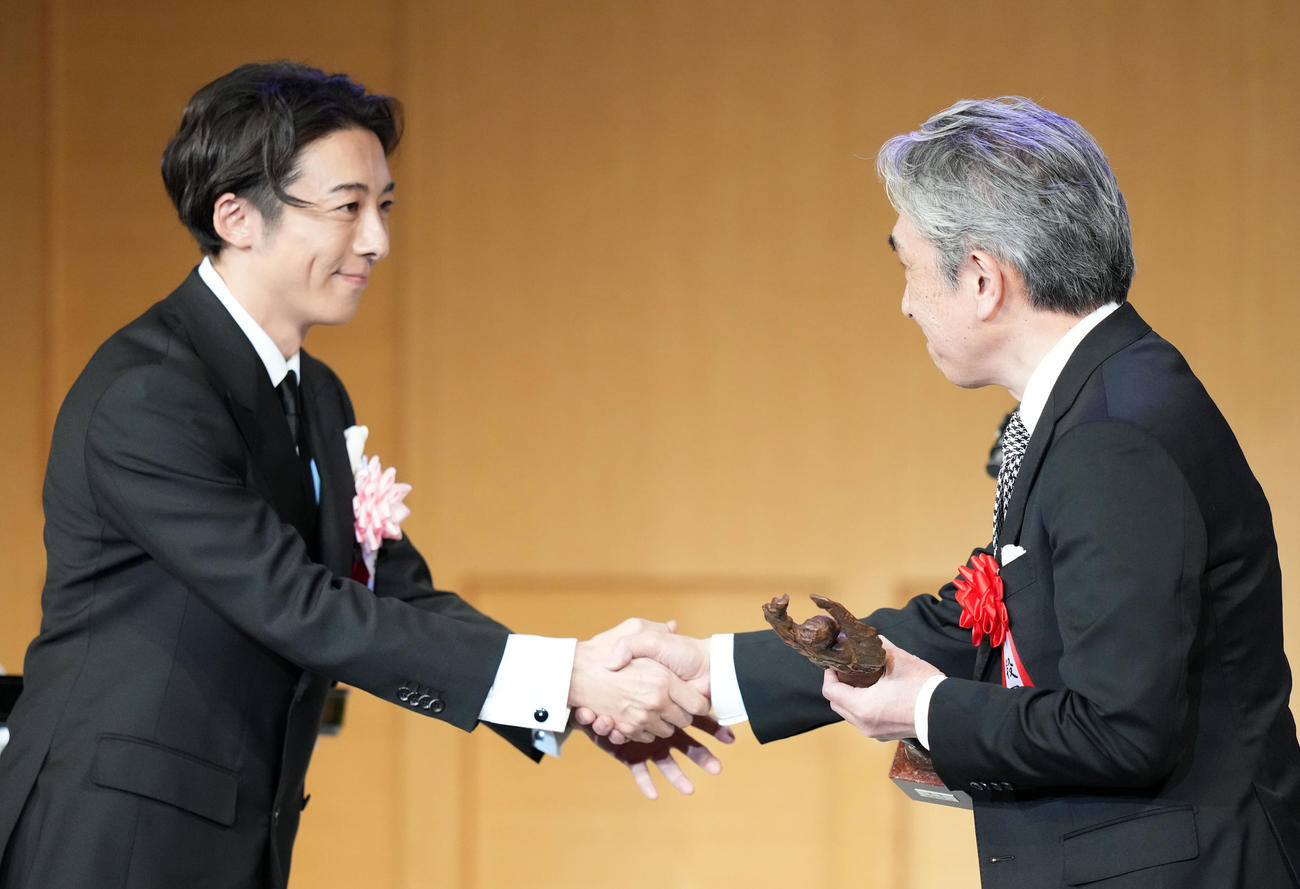 第30回読売演劇大賞で最優秀男優賞を受賞した段田安則（右）と握手を交わす高橋一生（撮影・横山健太）