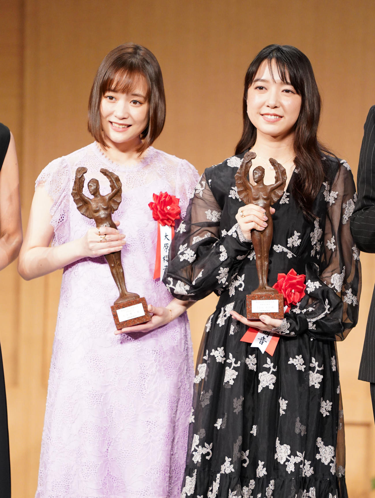 笑顔を見せる大原櫻子（左）と上白石萌音（撮影・横山健太）