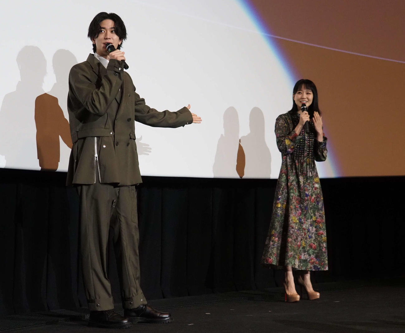映画「♯マンホール」大ヒット御礼舞台あいさつに出席した中島裕翔（左）と奈緒（撮影・遠藤尚子）
