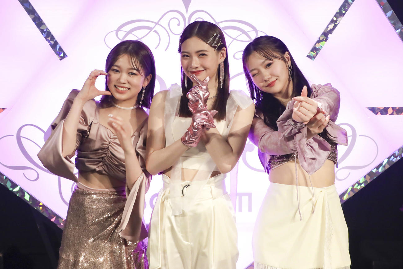 「i－Special Edition－」リリース記念ライブ「i2023」最終東京公演を開催したiScream。左からYUNA、RUI、HINATA