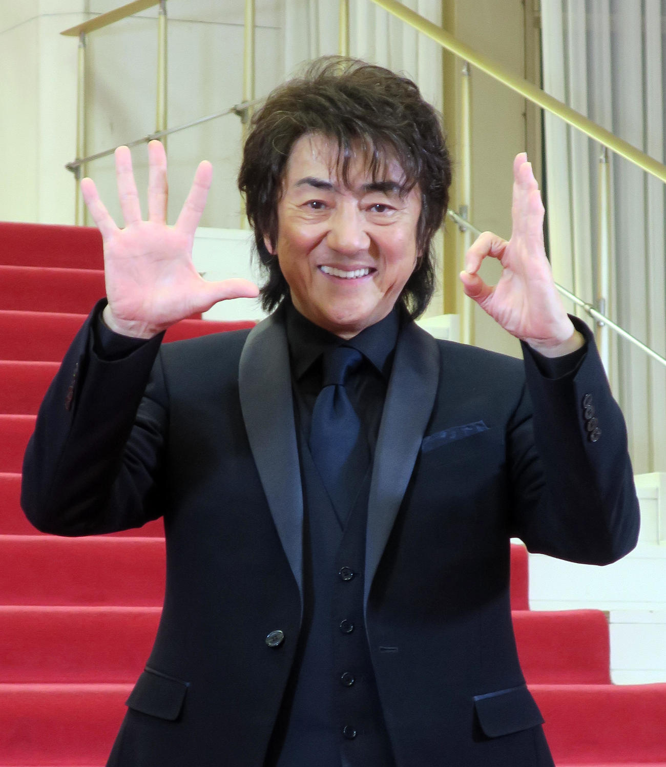 役者生活50周年記念「市村座」の取材会を行い、「50」のポーズで意気込みを語る市村正親