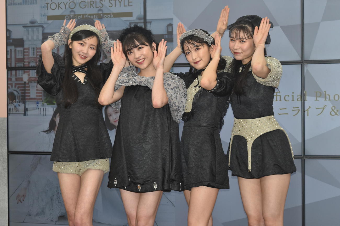 オフィシャルフォトブック発売記念イベントに出席した東京女子流。左から山邊未夢、新井ひとみ、中江友梨、庄司芽生