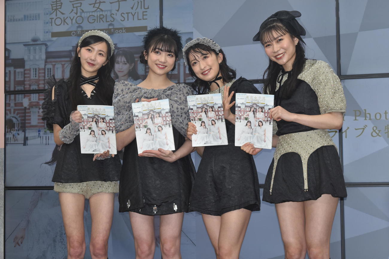 オフィシャルフォトブック発売記念イベントに出席した東京女子流。左から山邊未夢、新井ひとみ、中江友梨、庄司芽生