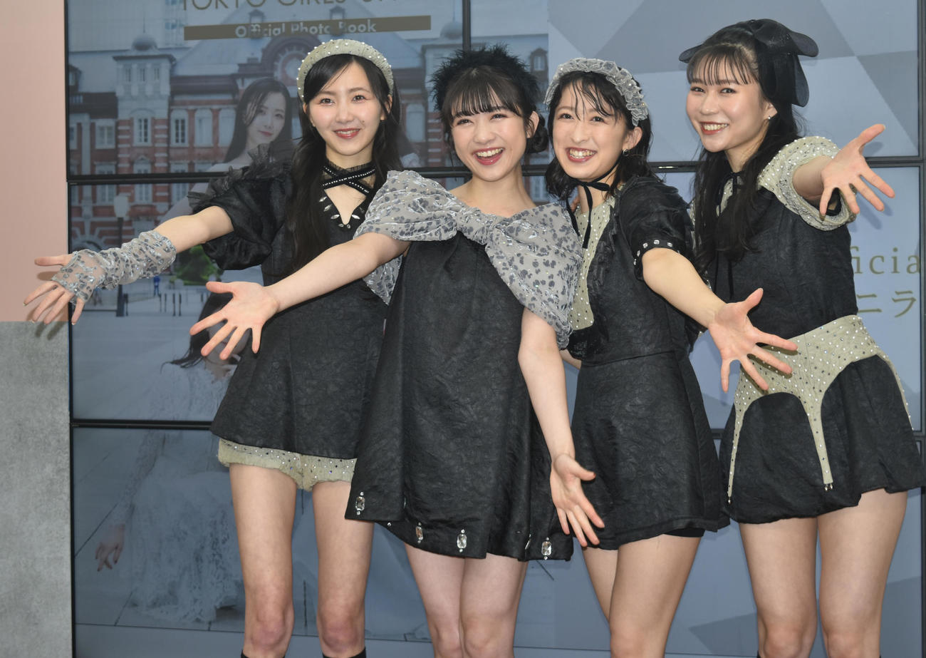 オフィシャルフォトブック発売記念イベントに出席した東京女子流。左から山邊未夢、新井ひとみ、中江友梨、庄司芽生