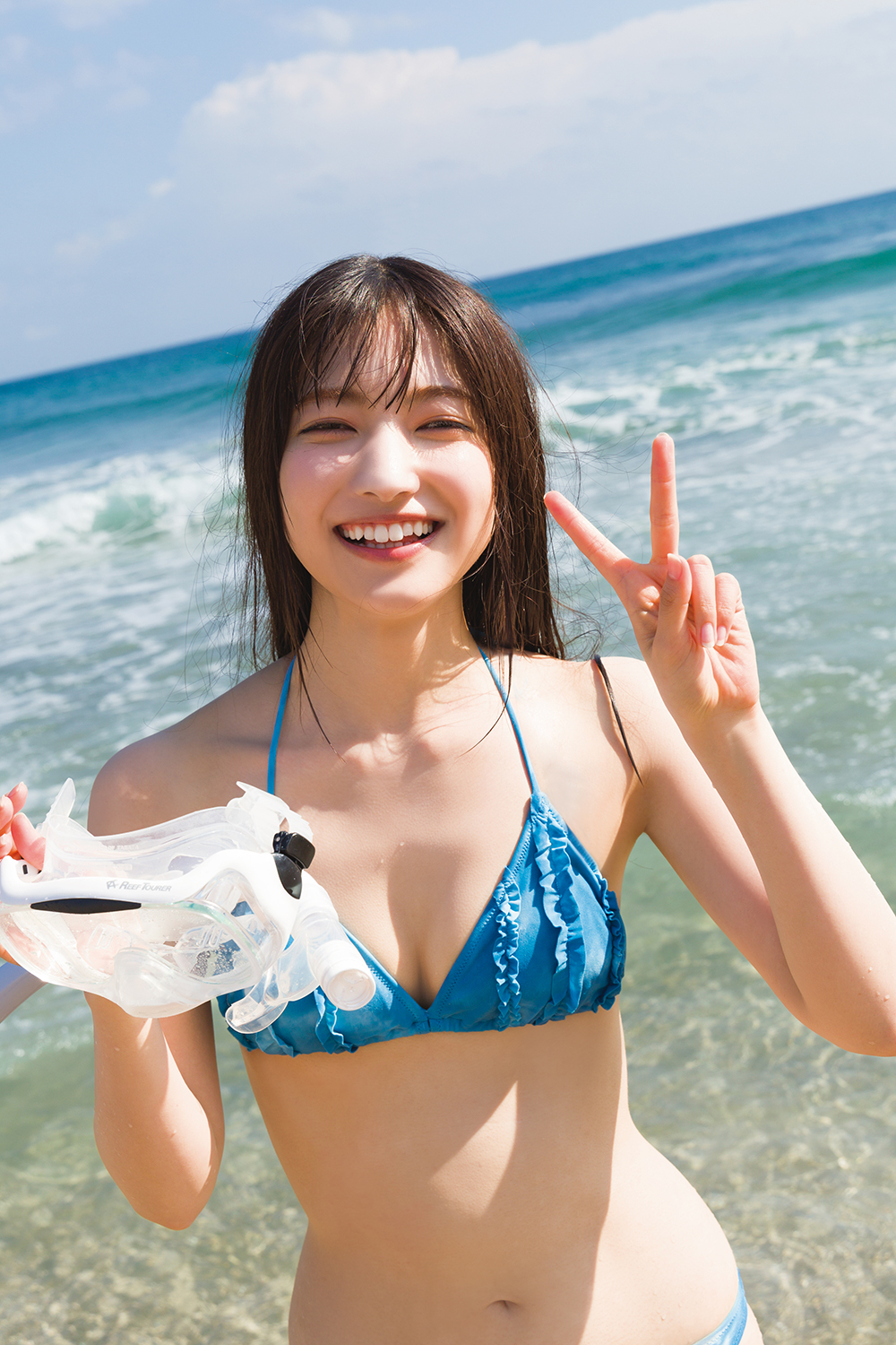 櫻坂46大園玲ファースト写真集先行カット。波打ち際でピース　撮影／Takeo Dec．