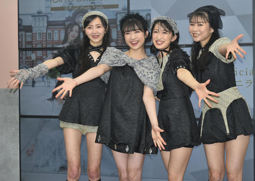 オフィシャルフォトブック発売記念イベントに出席した東京女子流。左から山邊未夢、新井ひとみ、中江友梨、庄司芽生