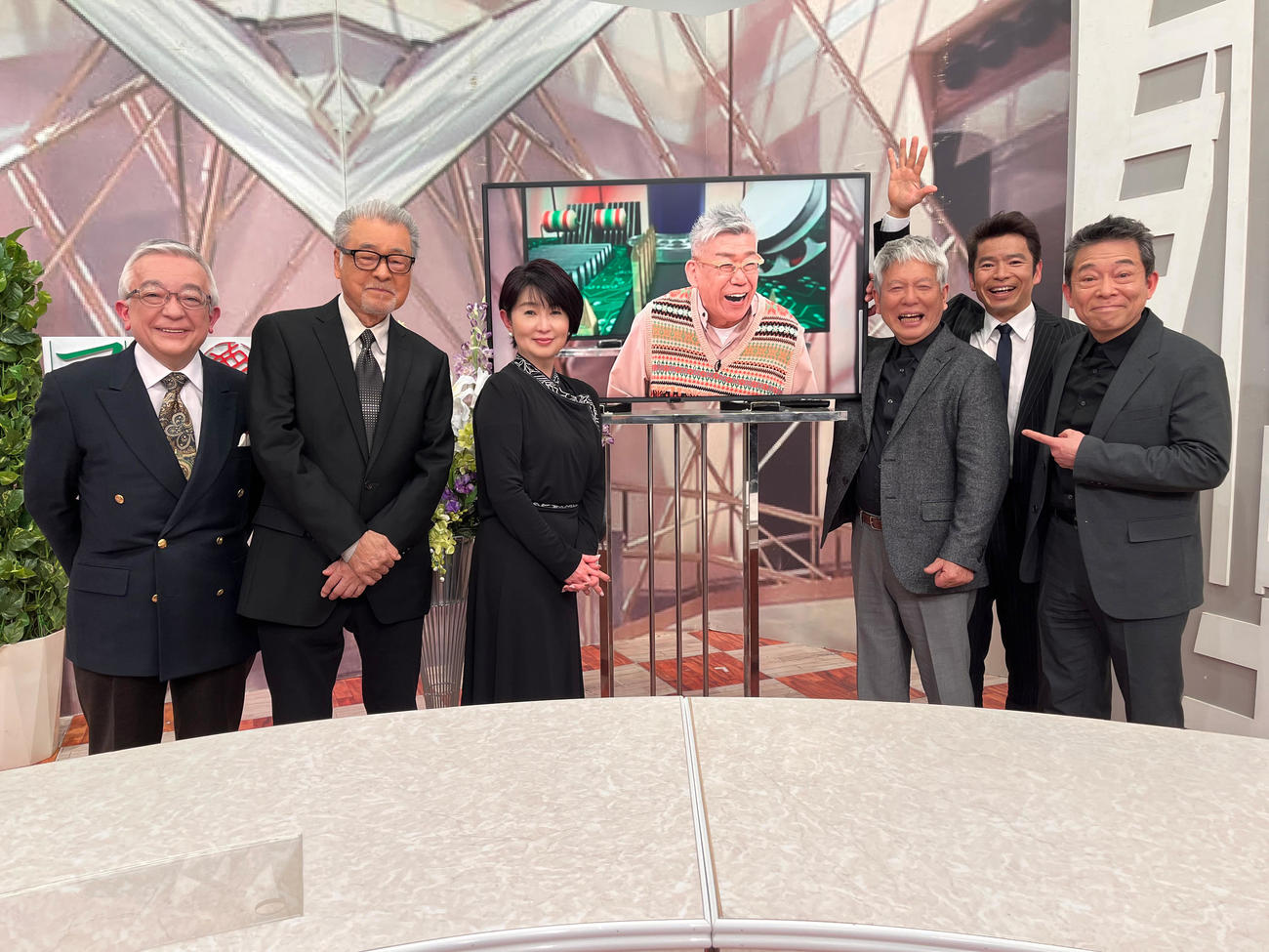 BS－TBS「噂の！東京マガジン」の追悼特番「笑瓶さん！ありがとう　笑顔と優しさの全記録」で笑福亭笑瓶さんの画面を囲む、左から井崎脩五郎氏、森本毅郎、小島奈津子、清水国明、深沢邦之、山口良一
