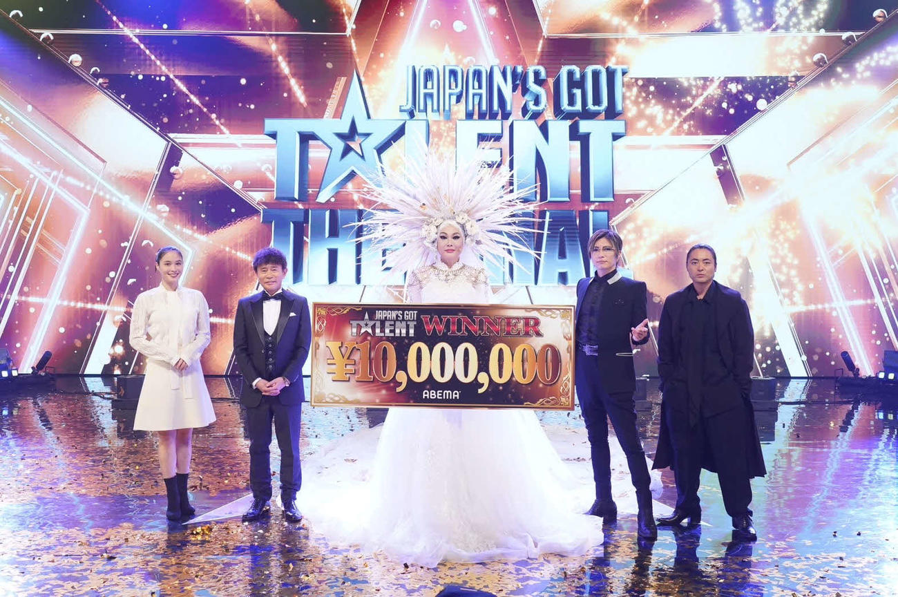 オーディション番組「Got Talent」シリーズの日本版「Japan’s Got Talent」で優勝したオペラ歌手のMaria Seiren（中央）と、審査員を務めた浜田雅功（左から2人目）、GACKT（道4人目）、山田孝之（同4人目）、広瀬アリス（C）Japan’s Got Talent
