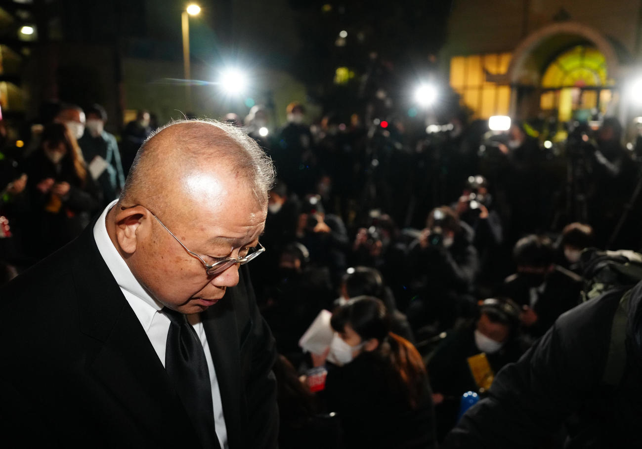 笑福亭笑瓶さんの通夜に参列後、取材に応じ、引き揚げる笑福亭鶴瓶（撮影・江口和貴）