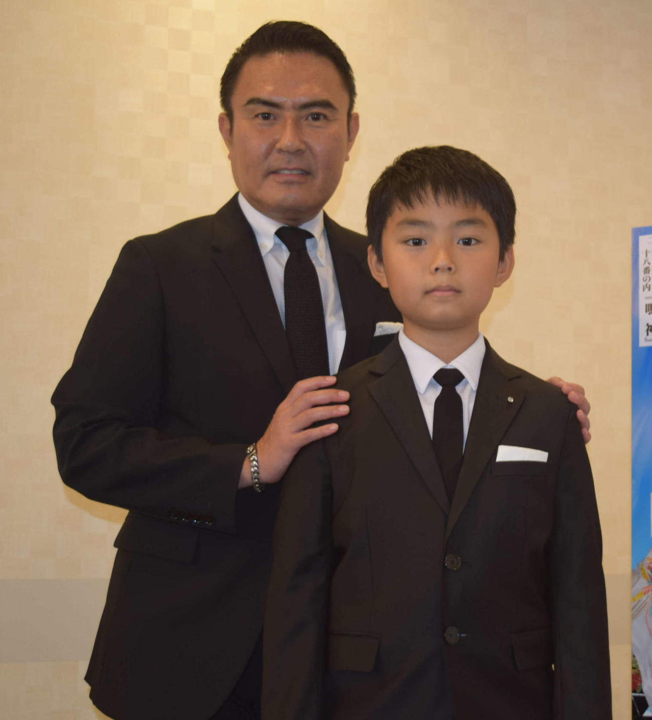 市川右團次と長男市川右近＝2021年8月