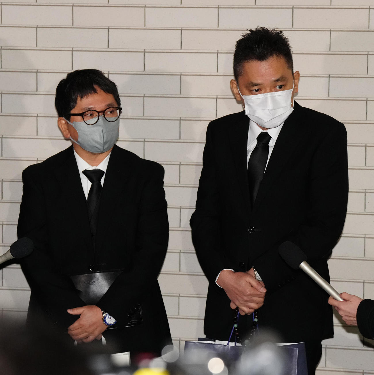 笑福亭笑瓶さんの通夜に参列し、取材に応じる爆笑問題の太田光（右）と田中裕二（撮影・江口和貴）