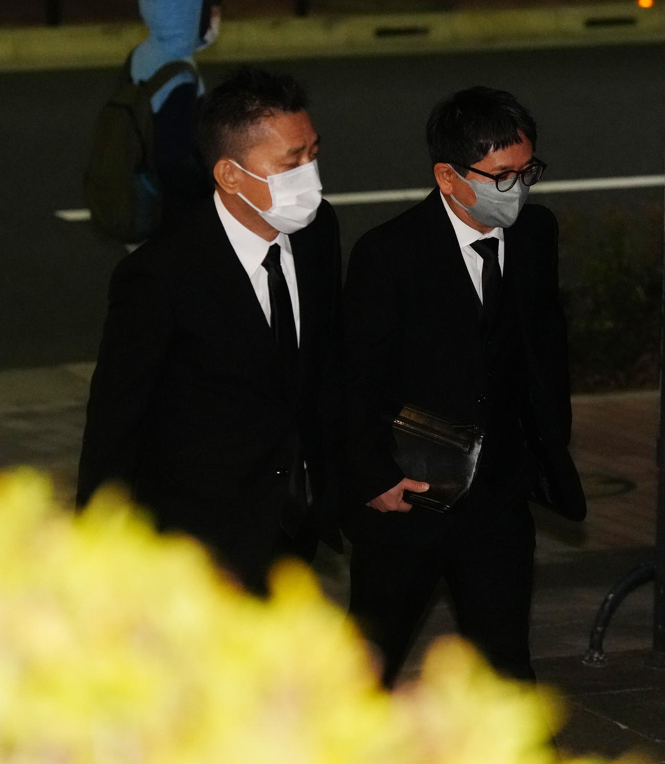 笑福亭笑瓶さんの通夜に参列する爆笑問題の太田光（左）と田中裕二（撮影・江口和貴）