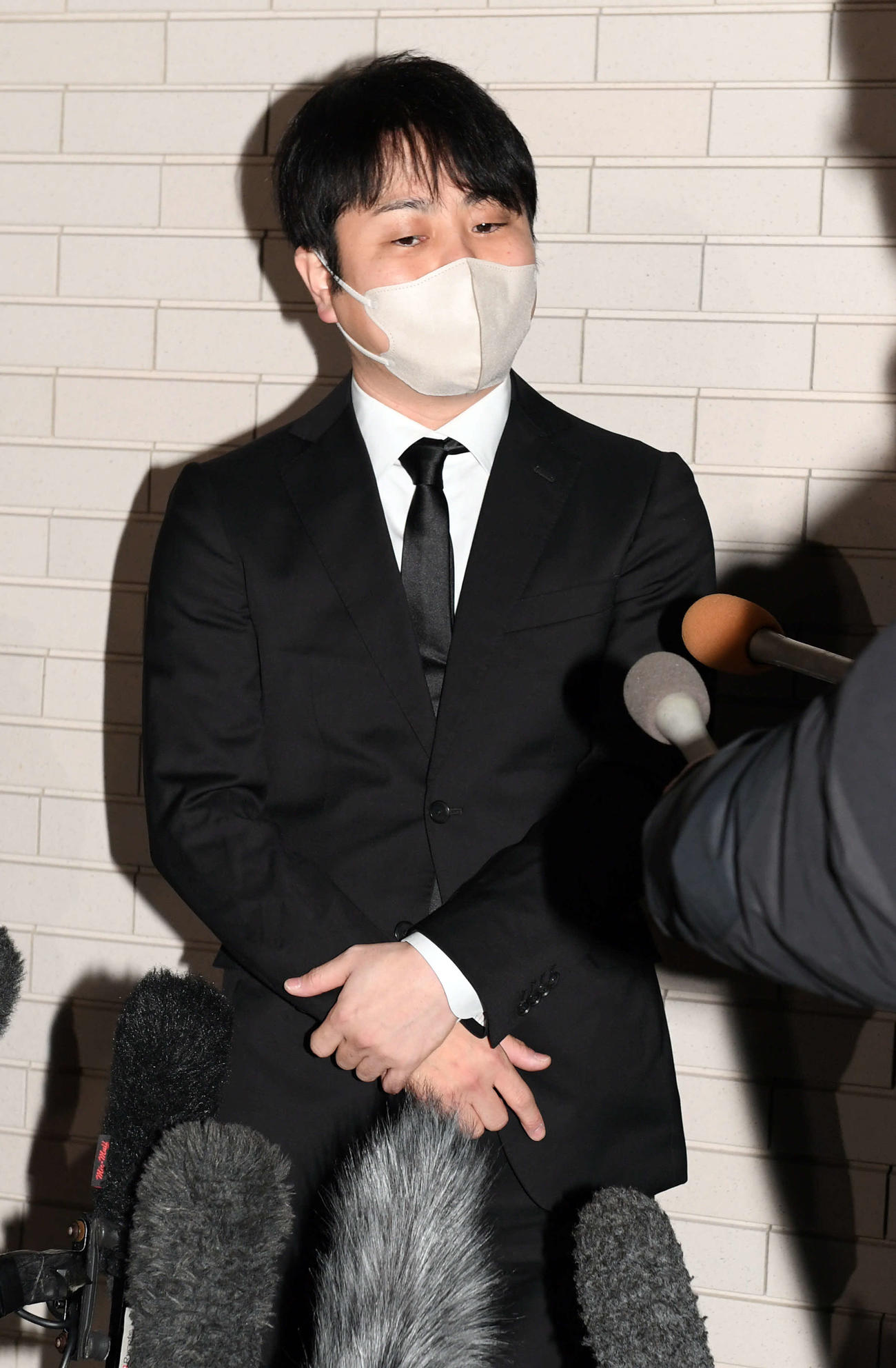 笑福亭笑瓶さんの弔問に訪れたノンスタイルの井上裕介（撮影・たえ見朱実）