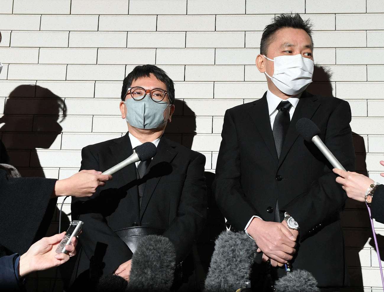 笑福亭笑瓶さんの弔問に訪れた爆笑問題の田中裕二（左）と太田光（撮影・たえ見朱実）