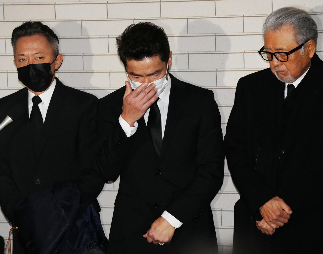 笑福亭笑瓶さんの通夜に参列し、取材に応じた深沢邦之（中央）は涙を流す。右は森本毅郎、左は風見しんご（撮影・江口和貴）