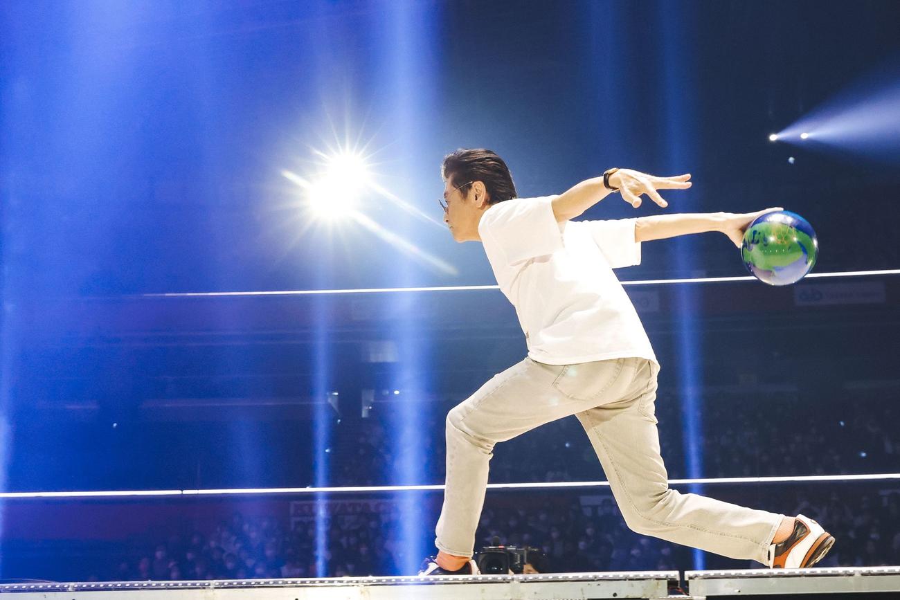 「KUWATA CUP 2022→2023　～みんなのボウリング大会～」で投げる桑田佳祐