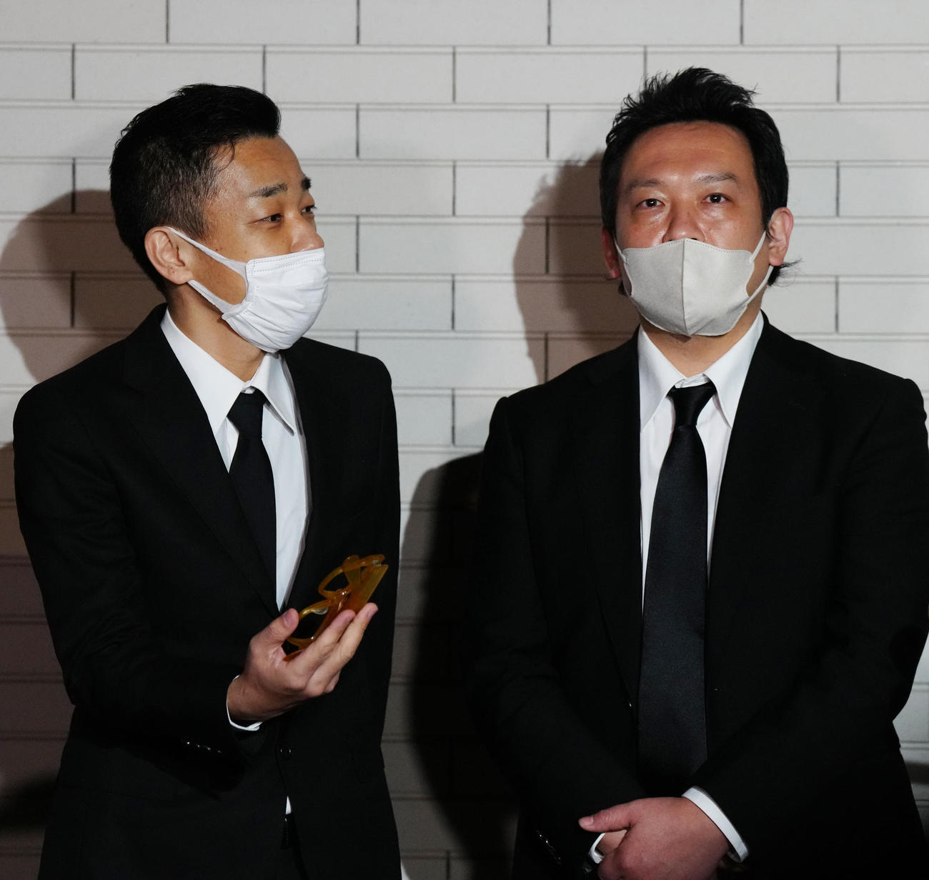 笑福亭笑瓶さんの通夜に参列し、取材に応じたCOWCOWの多田健二（左）はメガネを手にする。右は善し（撮影・江口和貴）