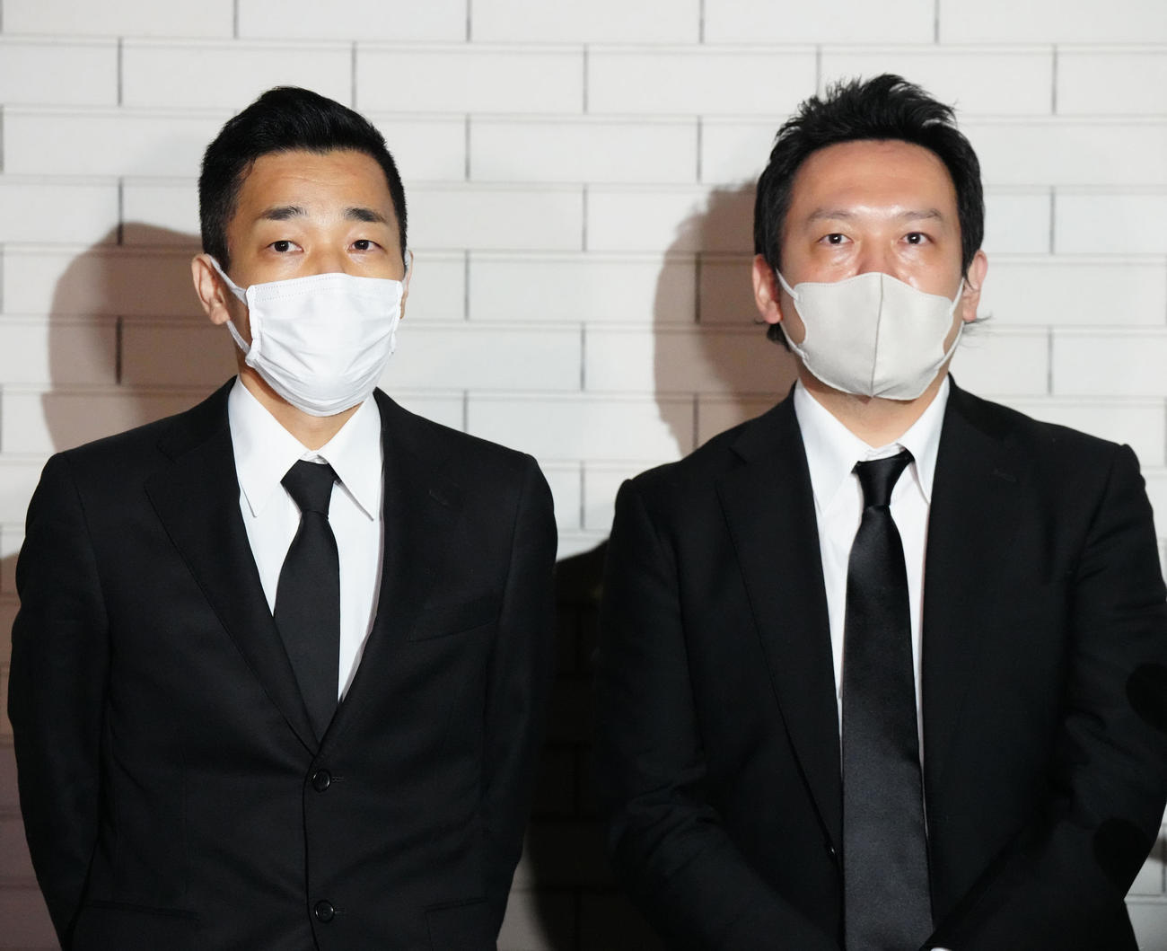 笑福亭笑瓶さんの通夜に参列し、取材に応じるCOWCOWの多田健二（左）と善し（撮影・江口和貴）
