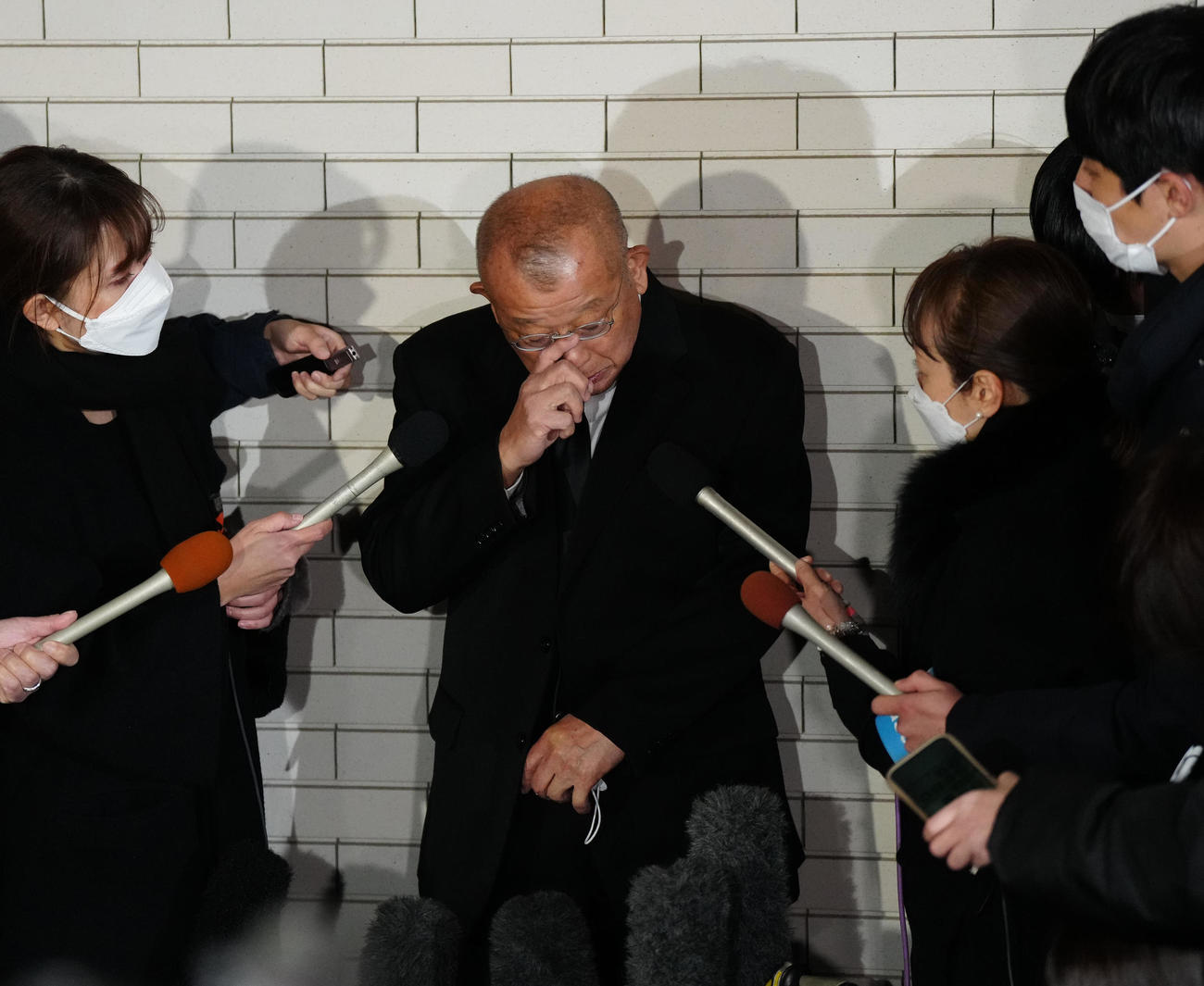 笑福亭笑瓶さんの通夜に参列し、取材に応じる笑福亭鶴瓶（撮影・江口和貴）