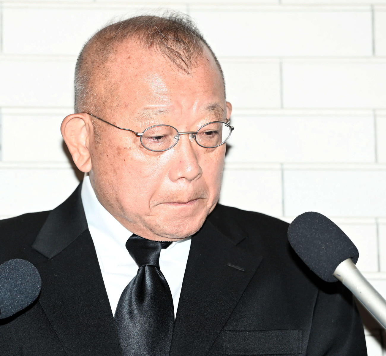 笑福亭笑瓶さんの弔問に訪れ取材に応じる師匠の笑福亭鶴瓶（撮影・たえ見朱実）