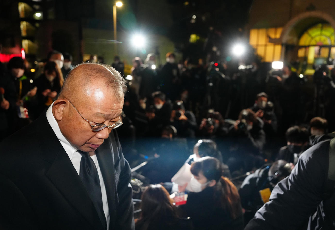 笑福亭笑瓶さんの通夜に参列後、取材に応じ、引き揚げる笑福亭鶴瓶（撮影・江口和貴）