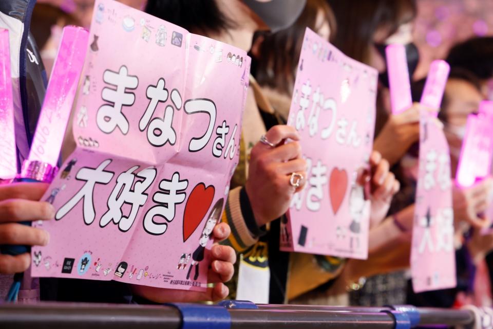 「秋元真夏卒業コンサート」アンコールで、客席のファンからサプライズでメッセージが掲げられた