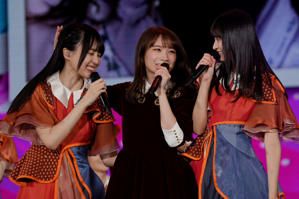 「秋元真夏卒業コンサート」で秋元（中央）と身を寄せ合う賀喜遥香（左）と遠藤さくら