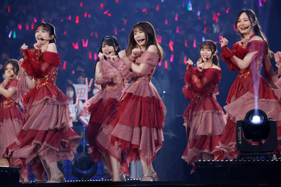 卒業コンサートでパフォーマンスする秋元真夏（中央）。手前左は久保史緒里、同右は梅澤美波