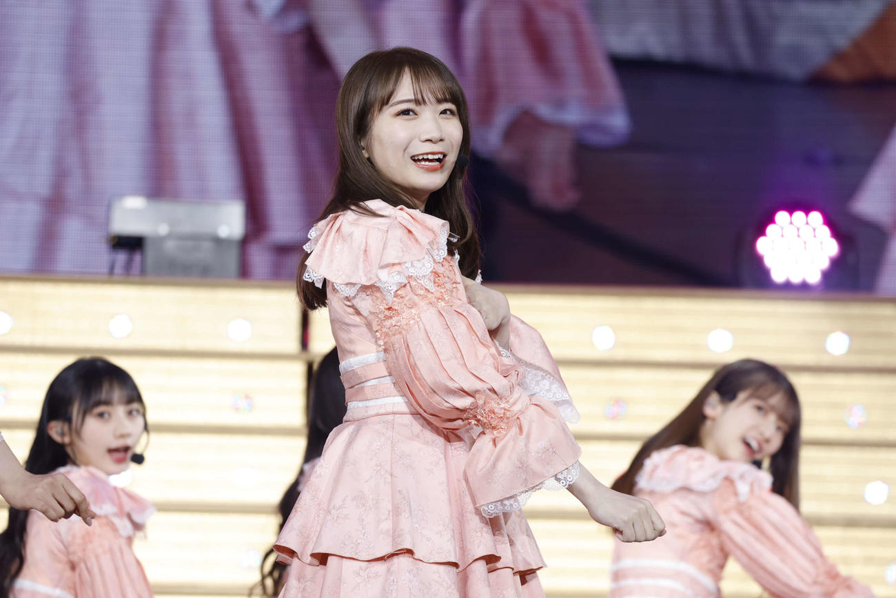 「秋元真夏卒業コンサート」で笑顔を見せる秋元真夏