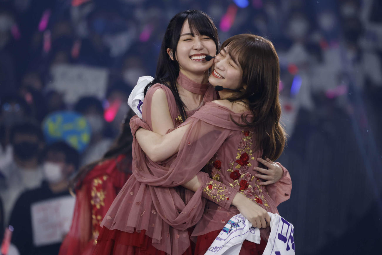 賀喜遥香と抱き合う秋元真夏（右）