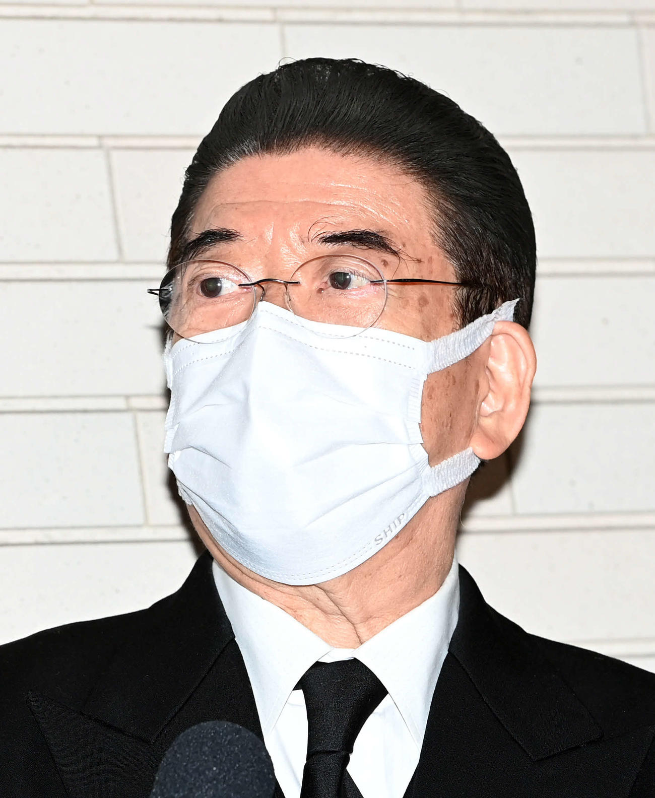 笑福亭笑瓶さんの弔問に訪れ取材に応じる西川きよし（撮影・たえ見朱実）