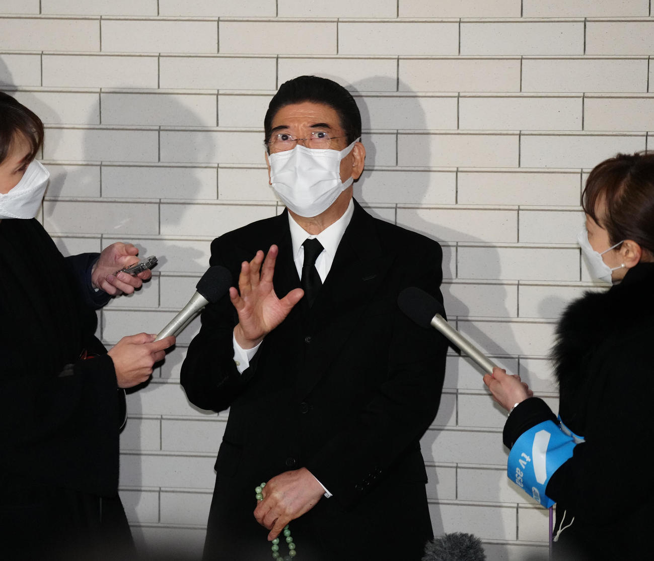 笑福亭笑瓶さんの通夜に参列し、取材に応じる西川きよし（撮影・江口和貴）