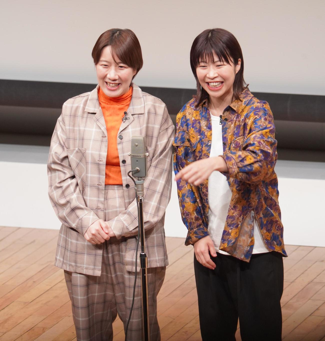 ライブ「滑稽」開催したお笑いコンビ、Aマッソの村上（左）と加納（撮影・佐藤成）