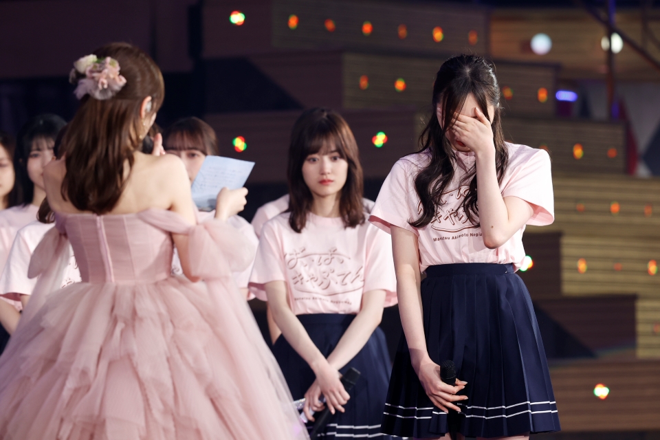 「秋元真夏卒業コンサート」で秋元が手紙を読み上げ、新キャプテンの梅澤美波（右）は涙
