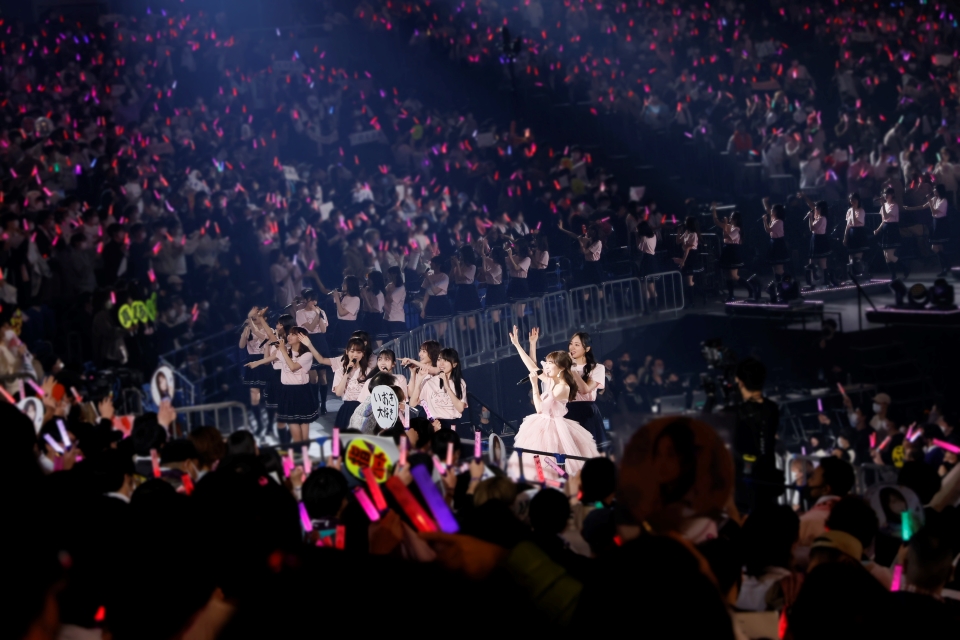 「秋元真夏卒業コンサート」で手を振る乃木坂46メンバーたち