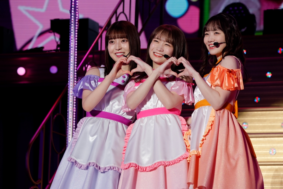 「秋元真夏卒業コンサート」で阪口珠美（左）田村真佑（右）とパフォーマンスする秋元真夏